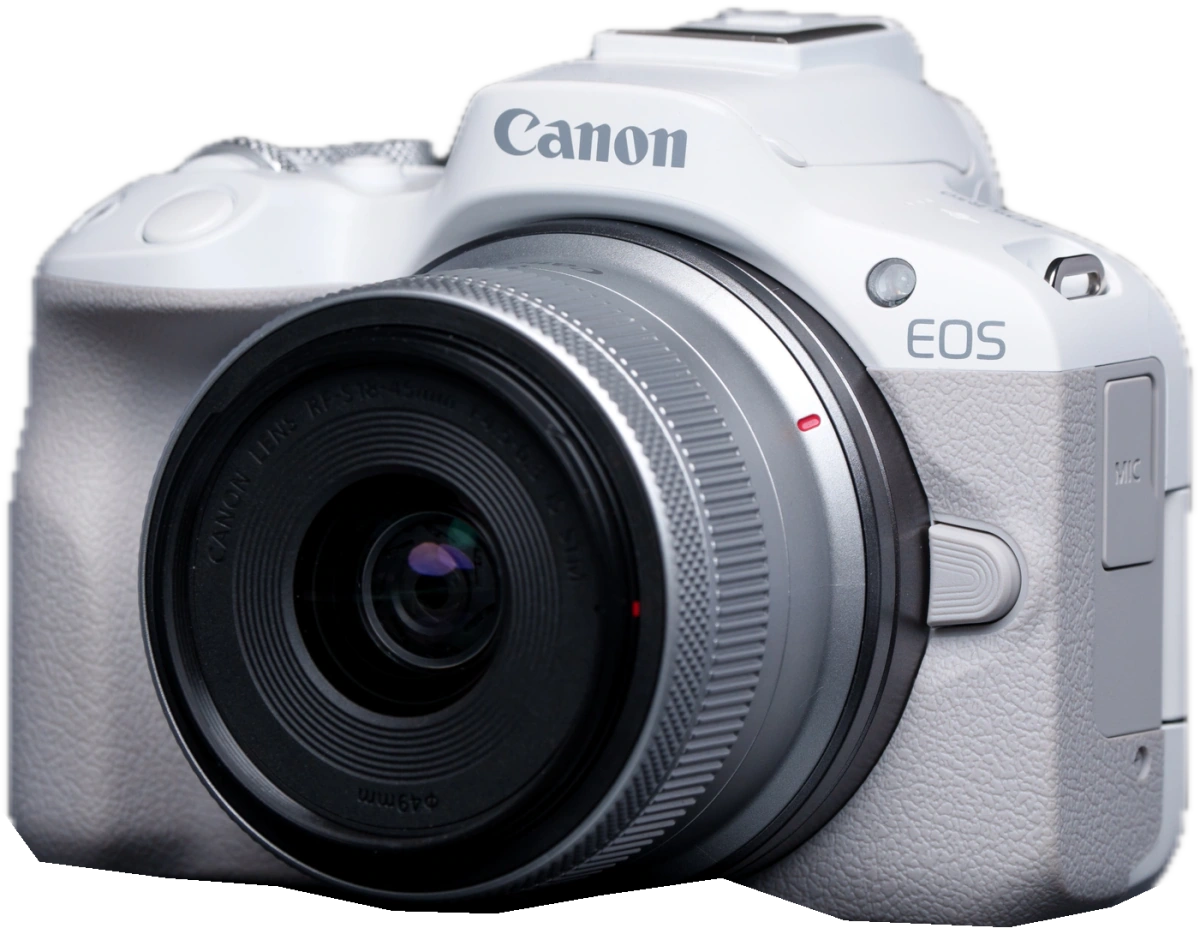 EOS R50 blanca con RF-S 18–45mm, pantalla cerrada