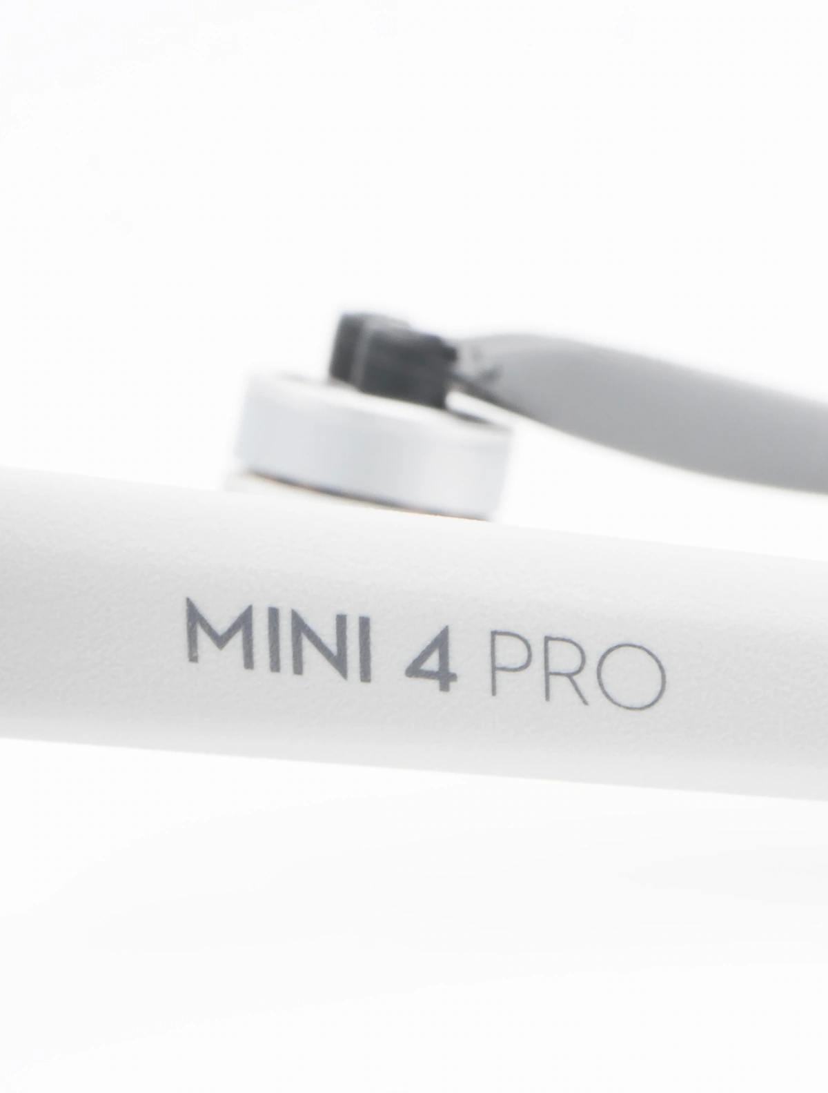Identidad en el brazo de DJI Mini 4 Pro