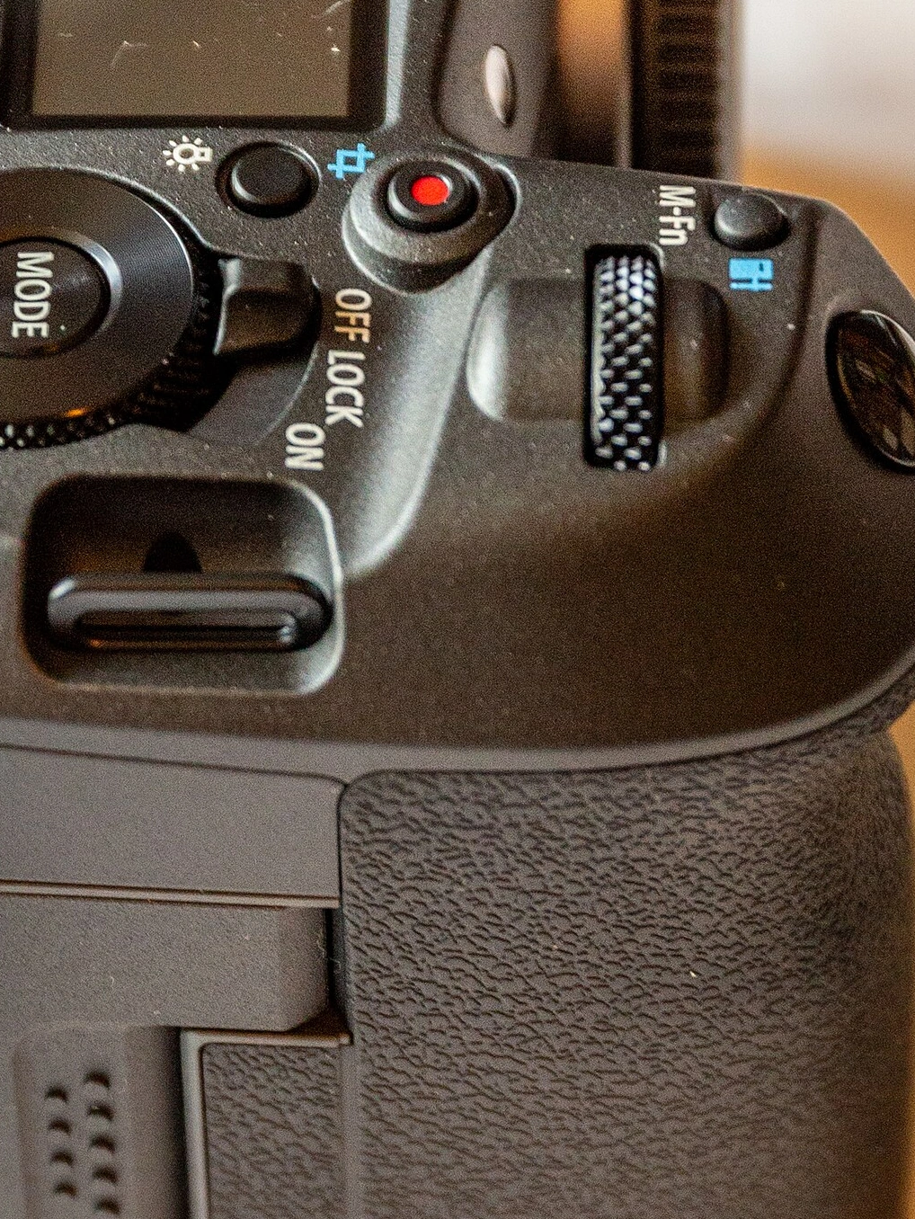 El gesto del pulgar de Canon EOS R5 Mark II