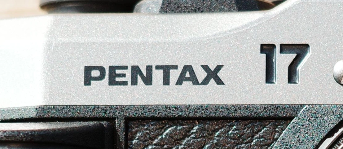 17, en metal de Pentax 17