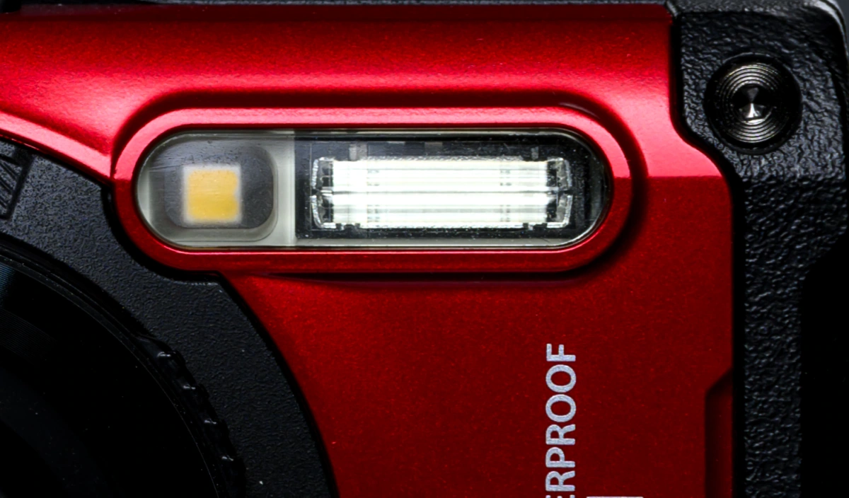 Luz en el frontal de OM SYSTEM Tough TG-7